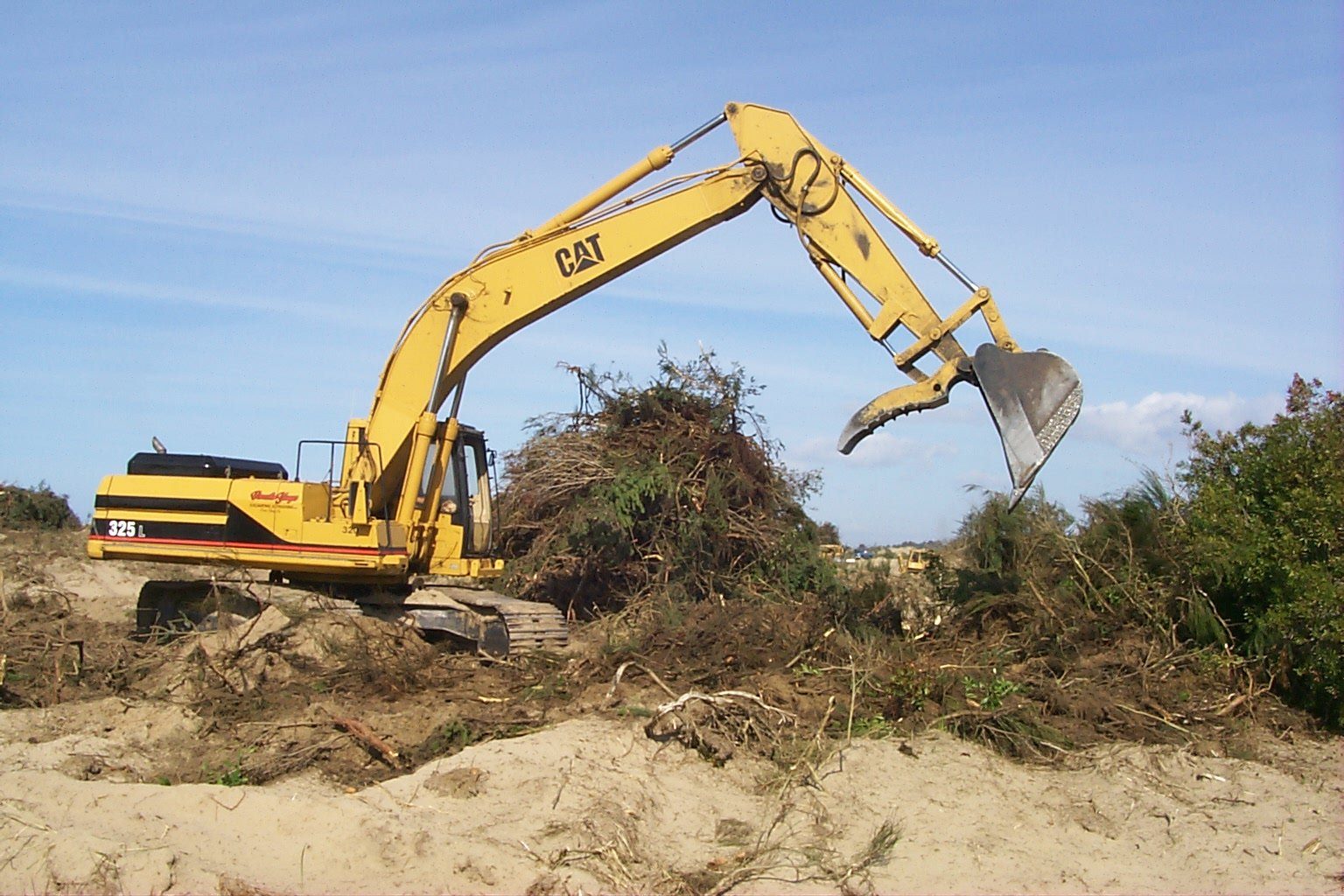 Hydraulic cylinder assembly on heavy construction equipment